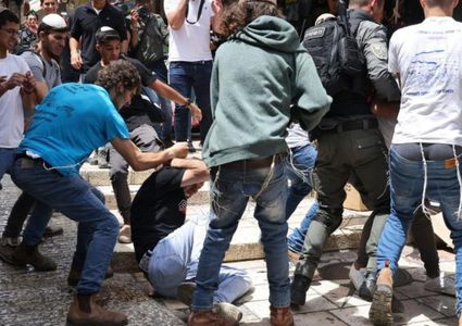 مستوطنون يعتدون بالضرب على شاب بمسافر يطا