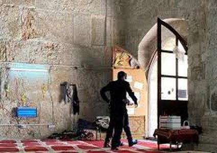 الاحتلال يقتحم مصلى باب الرحمة ويعتدي على المصلين ويعتقل عددا منهم