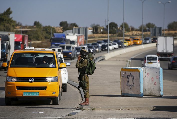 الاحتلال يعتقل مواطنا من سلواد على حاجز عسكري شمال رام الله