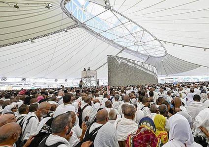 الحجاج يستقبلون أول أيام التشريق برمي الجمرة الصغرى