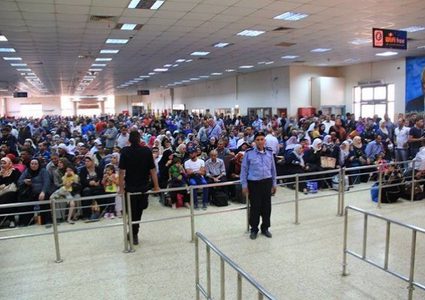 معبر الكرامة يشهد ازدحامات كبيرة وحركة نشطة للمسافرين