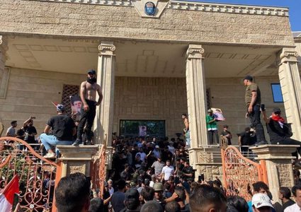 إحراق السفارة السويدية احتجاجا على حرق المصحف