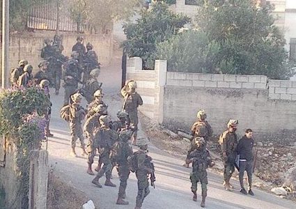 قوات الاحتلال تحاصر منزلا في عوريف جنوب نابلس و تعتقل مواطنا