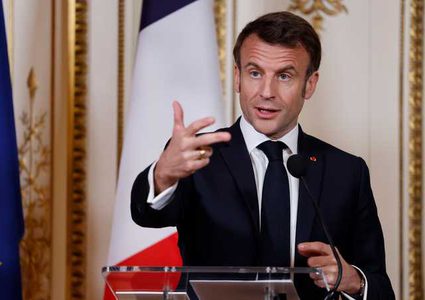 ماكرون يعود إلى باريس لترأس خلية أزمة