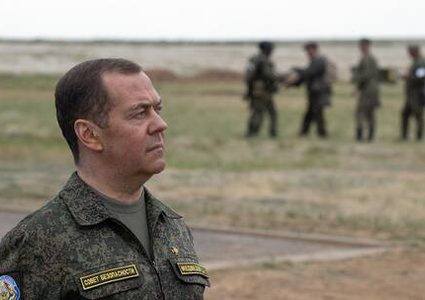 مدفيديف: نشر أسلحة نووية في بولندا يهدد باستخدامها بشكل فعلي