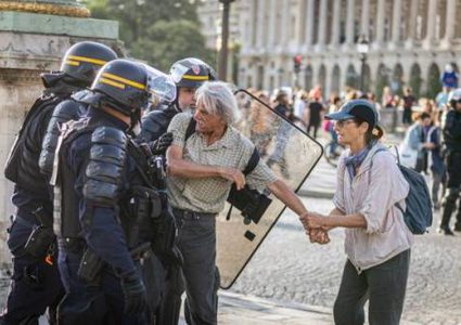 التوترات تهدأ في شوارع فرنسا.. والاعتقالات تتقلص