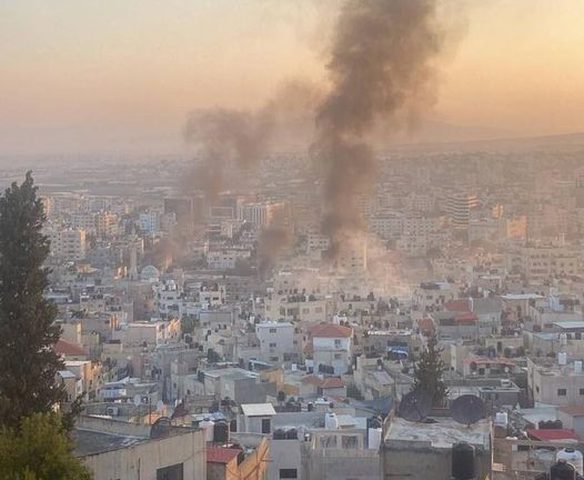 الاحتلال يجبر مئات السكان من مخيم جنين على مغادرته تحت تهديد قصف منازلهم