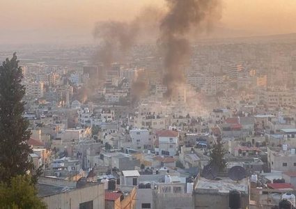 الاحتلال يجبر مئات السكان من مخيم جنين على مغادرته تحت تهديد قصف منازلهم