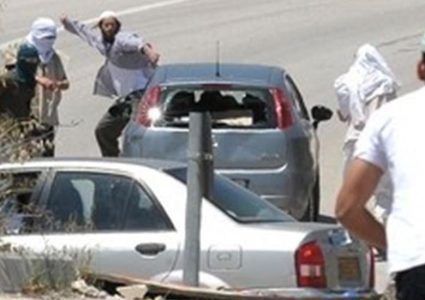 هجوم مستوطنين على مركبات المواطنين على طريق المعرجات شمال أريحا