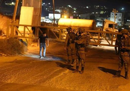 قوات الاحتلال تغلق مداخل مخيم الفوار وعدة بلدات بالخليل