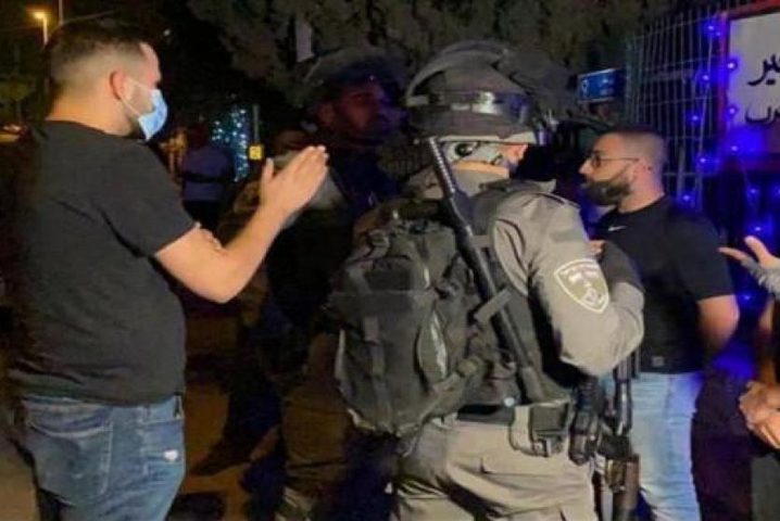 قوات الاحتلال تعتدي على خمسة مواطنين في بيت أمر شمال الخليل