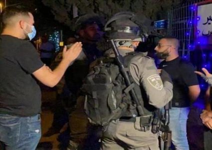 قوات الاحتلال تعتدي على خمسة مواطنين في بيت أمر شمال الخليل