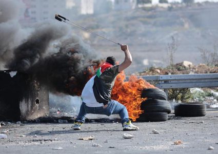 إصابة شابين بالرصاص الحي واعتقال آخر خلال مواجهات مع الاحتلال شمال البيرة