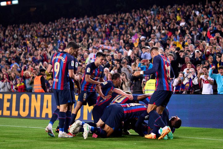لاعب برشلونة يغير موقفه.. ويدرس عرض الهلال
