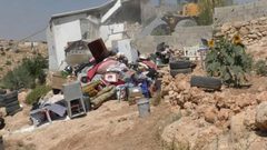 الاحتلال يخطر بهدم بركسين ووقف بناء منزل في يطا جنوب الخليل