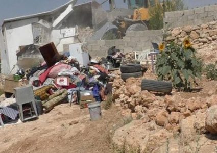 الاحتلال يخطر بهدم بركسين ووقف بناء منزل في يطا جنوب الخليل