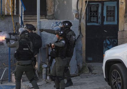 الاحتلال يستهدف مستشفى الشهيد خليل سليمان بقنابل الغاز السام