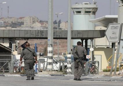 الاحتلال يغلق البوابة الحديدية المؤدية لمخيم الجلزون