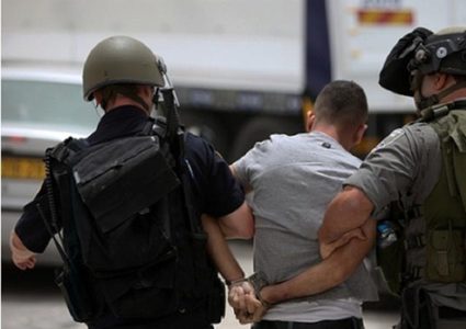 الاحتلال يعتقل شابا من رافات شمال غرب القدس