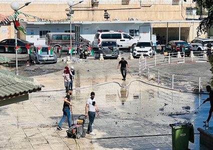 بدء أعمال التنظيف في مستشفى جنين الحكومي عقب انتهاء العدوان الاسرائيلي على جنين