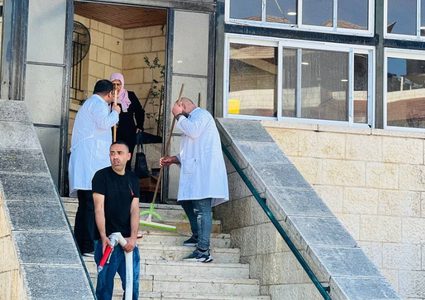 بدء أعمال التنظيف في مستشفى جنين الحكومي عقب انتهاء العدوان الاسرائيلي على جنين