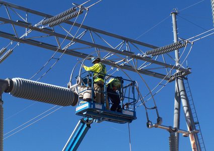 مصر تدرس رفع قدرة خط الكهرباء مع ليبيا إلى 2000 ميجاوات