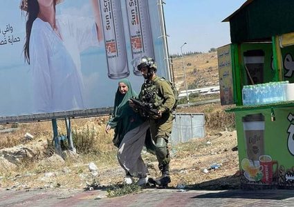 الاحتلال يعتقل مواطنة خلال مواجهات قرب المدخل الشمالي لمدينة البيرة