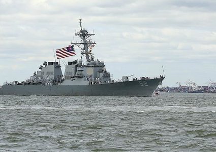 البحرية الأمريكية تقول إنها منعت إيران من الاستيلاء على ناقلتين في خليج عُمان