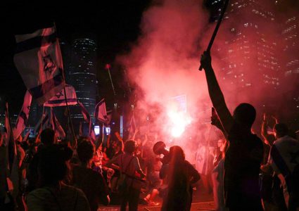 تظاهر عشرات الآلاف احتجاجًا على خطة نتنياهو لإصلاح القضاء