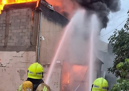 الناصرة.. حريق هائل يسفر عن انهيار محل تجاري