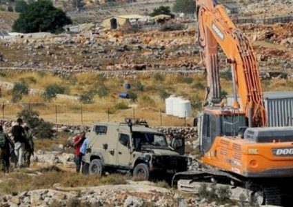 الاحتلال يدمر طريقا ويستولي على مركبة وخيام زراعية شرق نابلس