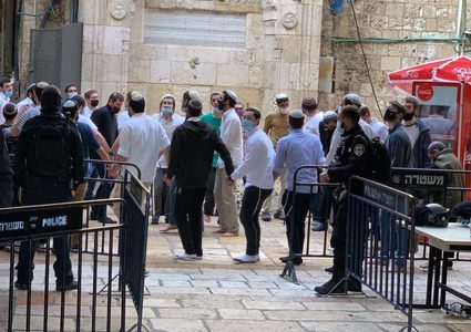 مستوطنون يؤدون صلوات تلمودية قرب باب الأسباط