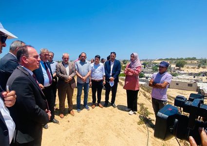 وزير الحكم المحلي يفتتح مشاريع تطويرية خدماتية في غزة