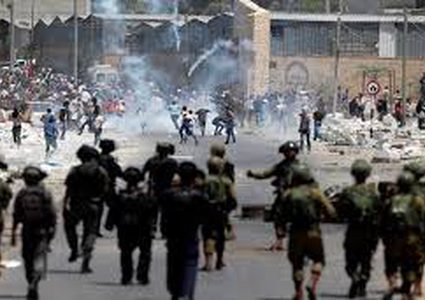 إصابات بالاختناق خلال مواجهات مع الاحتلال غرب رام الله