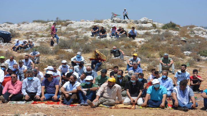 مواطنون يؤدون صلاة الجمعة فوق الأراضي المهددة بالاستيلاء عليها في ديراستيا