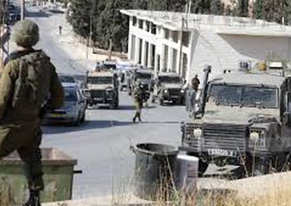 مستوطنون ينفذون اعتداءات قرب قرية عين البيضا بحماية قوات الاحتلال