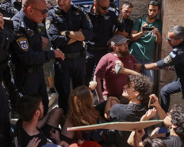 الاحتلال يعتدي على المشاركين في وقفة داعمة لعائلة صب لبن بالقدس