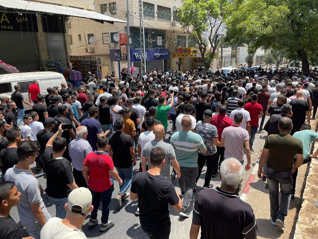 جماهير غفيرة في نابلس تشيّع جثماني الشهيدين مقبول وشاهين