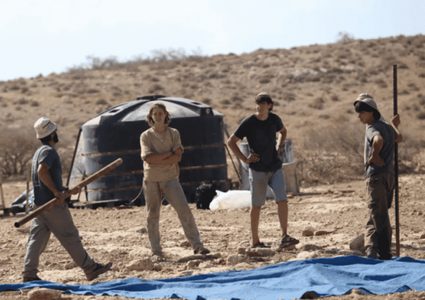 مستوطنون يستولون على أرض شرق الخليل وينصبون خيمة فيها