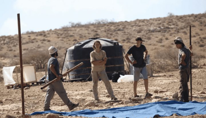 مستوطنون يستولون على أرض شرق الخليل وينصبون خيمة فيها