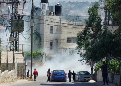 إصابة شاب برصاص مستوطن خلال مواجهات في بيت أمر شمال الخليل