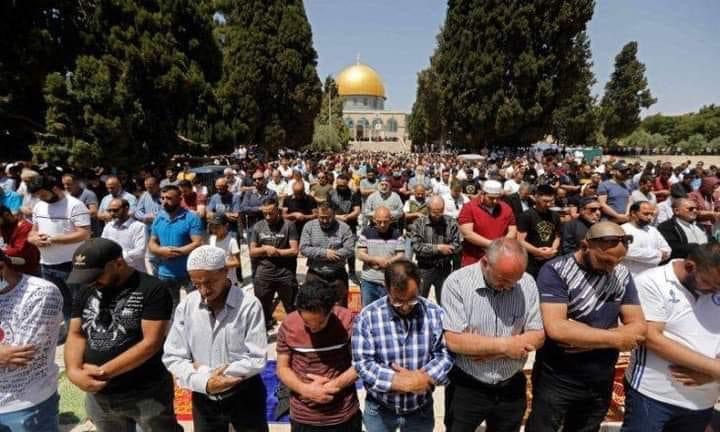 50 ألف مُصل يؤدون صلاة الجمعة في المسجد الأقصى المبارك