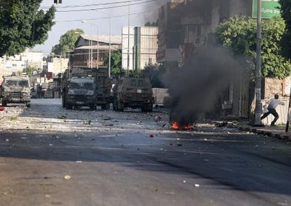 قوات الاحتلال تقتحم البلدة القديمة بنابلس وتحاصر منزلاً وسط اشتباكات مسلحة