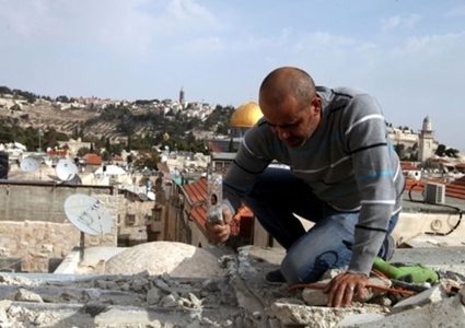 الاحتلال يجبر مواطنا على هدم منزله في القدس القديمة