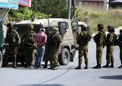 الاحتلال يعتقل أربعة مواطنين من الخليل