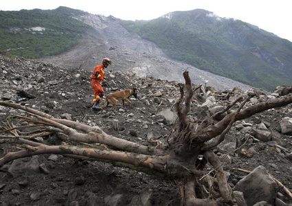 فقدان 9 أشخاص جراء انهيار أرضي وسط الصين