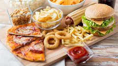 أطعمة تدمر الصحة عند تناولها بالعشاء