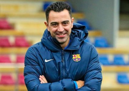 تشافي يعد صفقة برشلونة بمركز أساسي