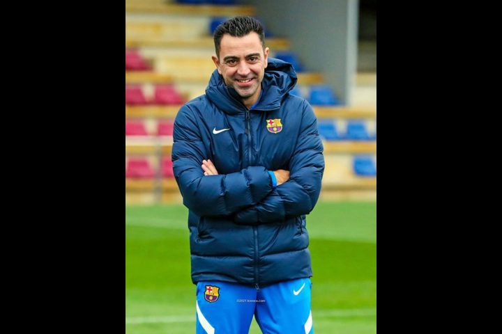 تشافي يعد صفقة برشلونة بمركز أساسي