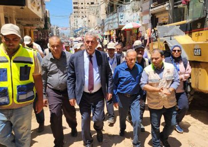 وزير الحكم المحلي يتفقد مشروع تأهيل شارع جمال عبد الناصر في خان يونس